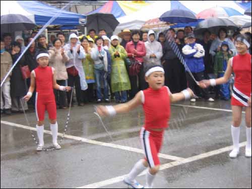 주천초등학교 학생들이 '음악 줄넘기' 공연을 하는 모습. 